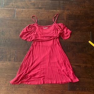 It’s that perfect little red off the shoulder dress that you need for summer!!💃